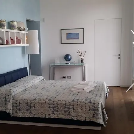 Apartment Kiss & Fly *